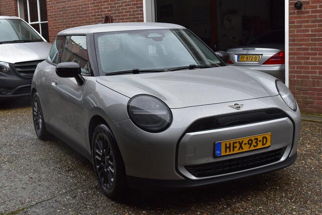 Mini COOPER 2025 E Essential XS 40.7 kWh 2025 NIEUW 36-KM!! 17'inch Volledige BMW dealer garantie