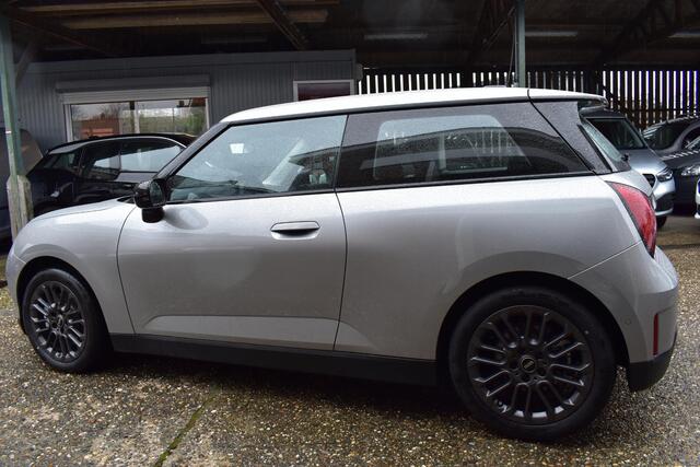 Mini COOPER 2025 E Essential XS 40.7 kWh 2025 NIEUW 36-KM!! 17'inch Volledige BMW dealer garantie