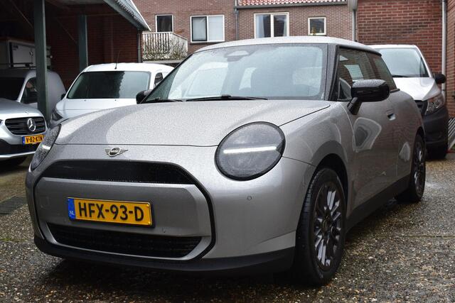 Mini COOPER 2025 E Essential XS 40.7 kWh 2025 NIEUW 36-KM!! 17'inch Volledige BMW dealer garantie