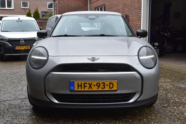Mini COOPER 2025 E Essential XS 40.7 kWh 2025 NIEUW 36-KM!! 17'inch Volledige BMW dealer garantie