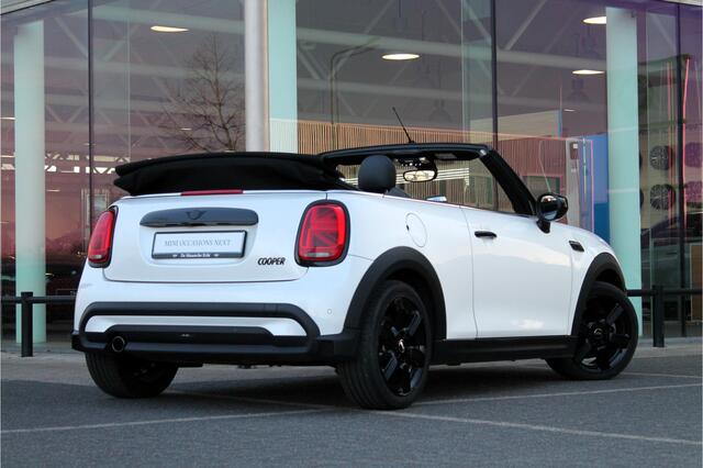 Mini COOPER Cabrio Classic Automaat / Sportstoelen / Stoelverwarming / LED / Cruise Control / Harman Kardon / Achteruitrijcamera / Comfort Access