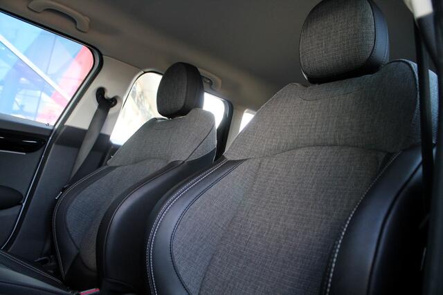 Mini COOPER Hatchback Classic Automaat / Sportstoelen / Cruise Control / LED / PDC achter / Navigatie / Airconditioning / Multifunctioneel stuurwiel