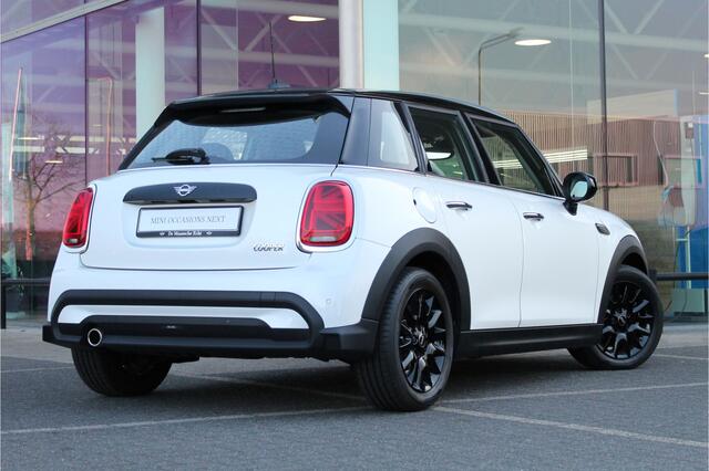 Mini COOPER Hatchback Classic Automaat / Sportstoelen / Cruise Control / LED / PDC achter / Navigatie / Airconditioning / Multifunctioneel stuurwiel