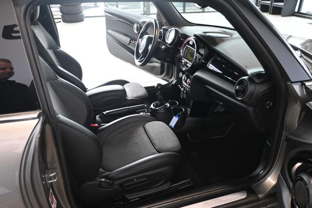 Mini COOPER Mini 1.5 Chili Serious Business Cima Navigatie Stoelverwarming Rijklaarprijs Inruil Mogelijk!