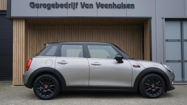 Mini COOPER 1.5 136pk Automaat 5Drs Chili Sportstoelen H-Leder LED Sfeerverlichting *Black Pack* Keyless 76210km! *NL auto*