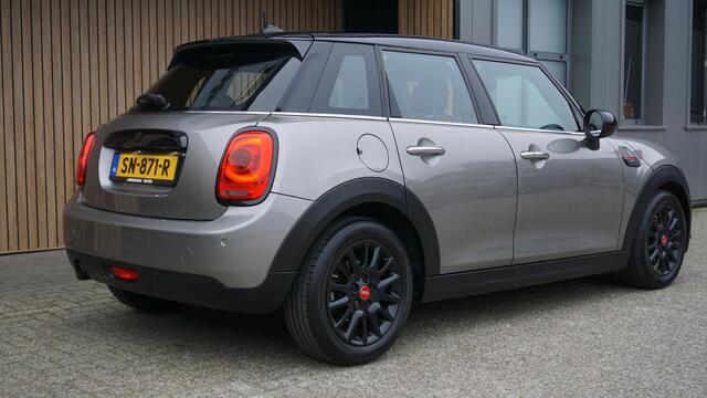 Mini COOPER 1.5 136pk Automaat 5Drs Chili Sportstoelen H-Leder LED Sfeerverlichting *Black Pack* Keyless 76210km! *NL auto*