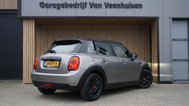 Mini COOPER 1.5 136pk Automaat 5Drs Chili Sportstoelen H-Leder LED Sfeerverlichting *Black Pack* Keyless 76210km! *NL auto*