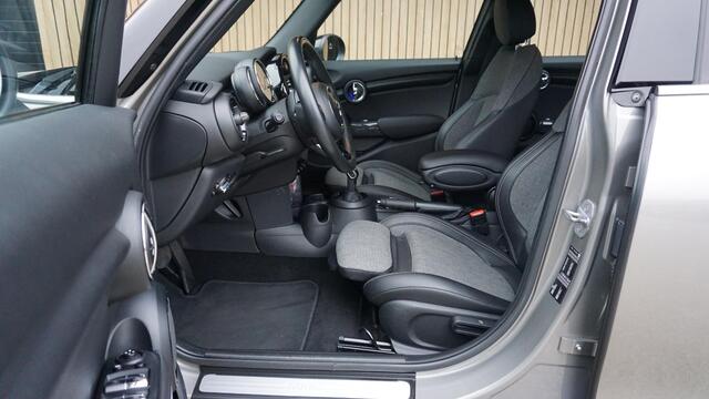 Mini COOPER 1.5 136pk Automaat 5Drs Chili Sportstoelen H-Leder LED Sfeerverlichting *Black Pack* Keyless 76210km! *NL auto*