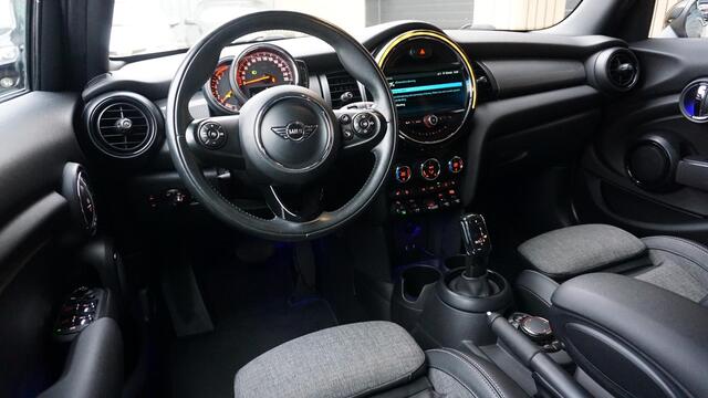 Mini COOPER 1.5 136pk Automaat 5Drs Chili Sportstoelen H-Leder LED Sfeerverlichting *Black Pack* Keyless 76210km! *NL auto*