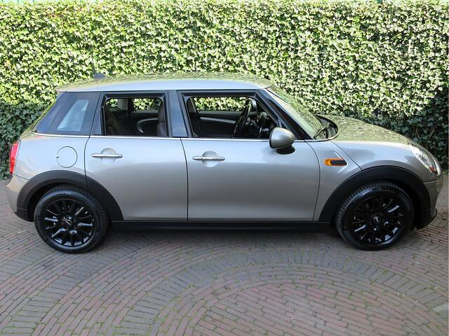 Mini COOPER 1.5 Salt F55 5-drs automaat met Leder, Keyless, Navi, PDC en 16"