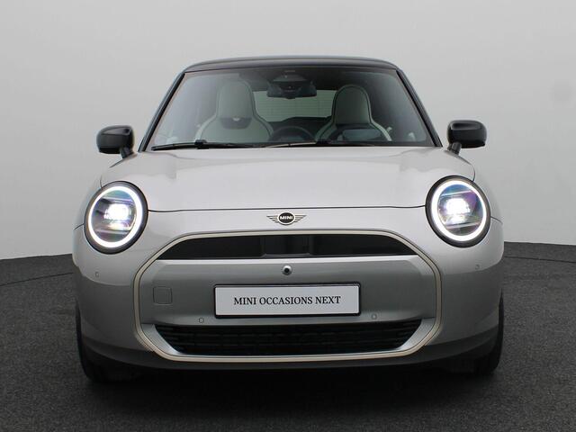 Mini COOPER 3-Deurs E Pakket L + Glazen panoramadak + Parking Assistant Plus + Harman Kardon + Elektrisch verwarmde voorstoelen + Comfort Access + 18''