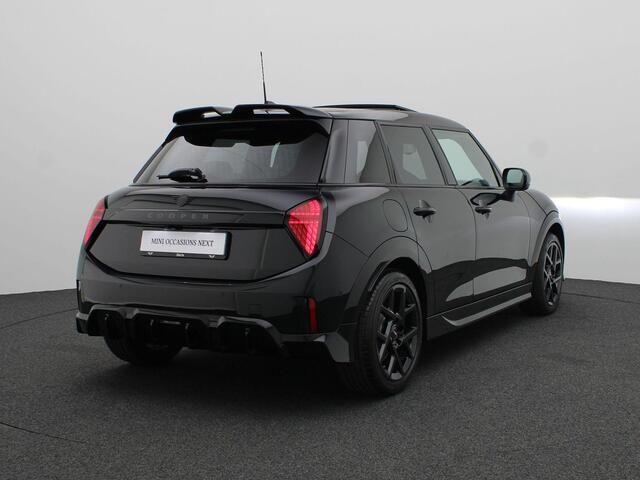 Mini COOPER 5-Deurs C Pakket M + Glazen panoramadak + Parking Assistant + Driving Assistant + Elektrisch verwarmde voorstoelen + Comfort Access + Stuurwielrand verwarmd + 17''