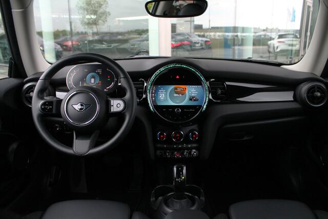 Mini COOPER Hatchback Classic Automaat / Premium Pakket / Sportstoelen / LED / Cruise Control / PDC achter / Leder