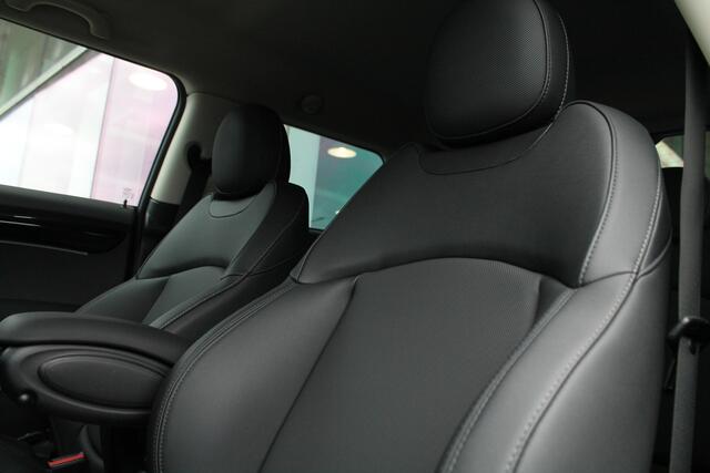 Mini COOPER Hatchback Classic Automaat / Premium Pakket / Sportstoelen / LED / Cruise Control / PDC achter / Leder