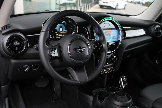 Mini COOPER Hatchback Classic Automaat / Premium Pakket / Sportstoelen / LED / Cruise Control / PDC achter / Leder