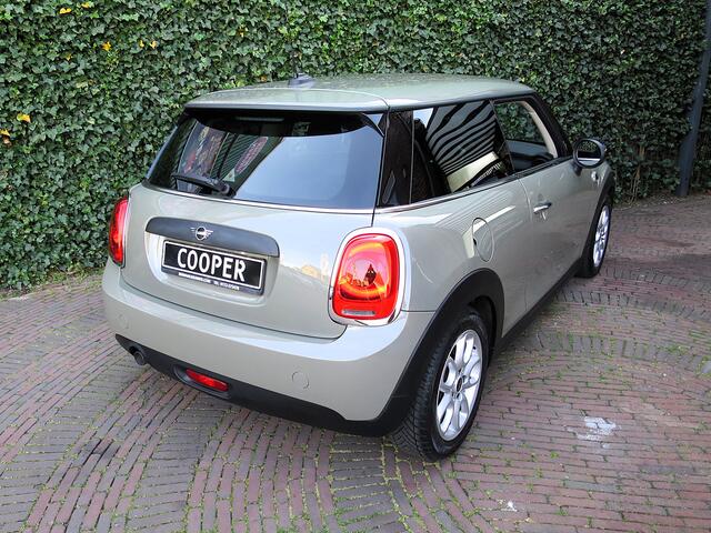Mini COOPER 1.5 One Pepper F56 LCI automaat NL-auto, 1ste eig, Clima, Apple carPlay en 16"
