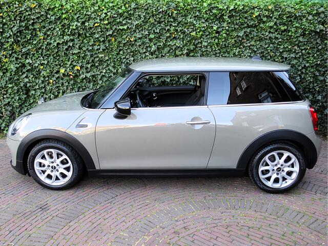 Mini COOPER 1.5 One Pepper F56 LCI automaat NL-auto, 1ste eig, Clima, Apple carPlay en 16"