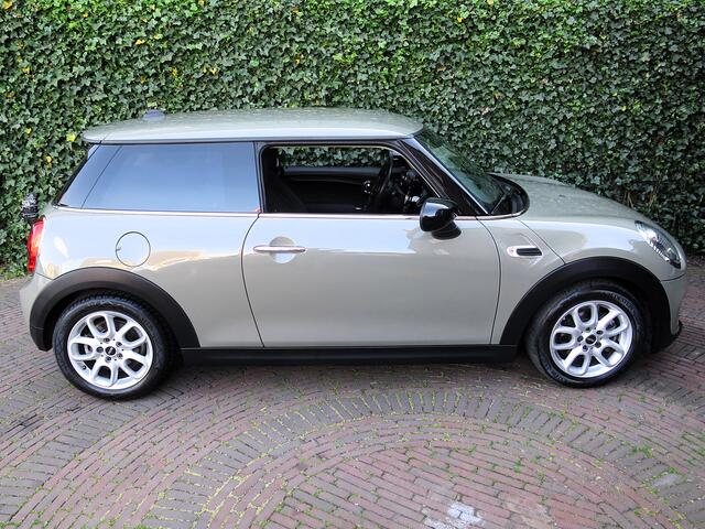 Mini COOPER 1.5 One Pepper F56 LCI automaat NL-auto, 1ste eig, Clima, Apple carPlay en 16"