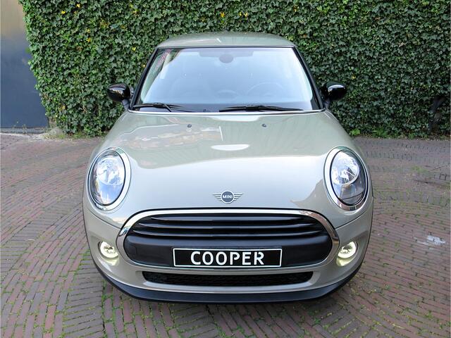 Mini COOPER 1.5 One Pepper F56 LCI automaat NL-auto, 1ste eig, Clima, Apple carPlay en 16"