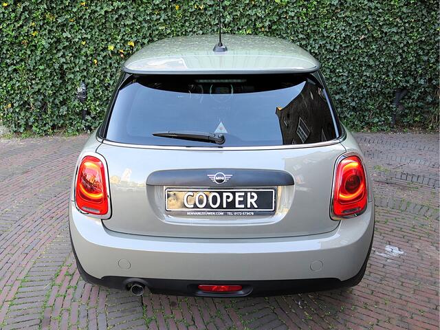 Mini COOPER 1.5 One Pepper F56 LCI automaat NL-auto, 1ste eig, Clima, Apple carPlay en 16"