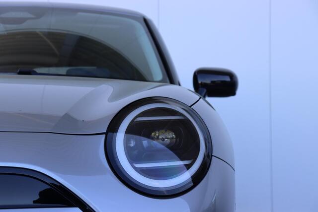 Mini COOPER Mini E Classic L 40.7 kWh 17 inch Parallel Spoke 2-tone/ Comfort Access/ panoramadak/ Stoelverwarming/ Harman-Kardon