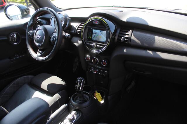 Mini COOPER Mini 1.5 JCW pakket/AUTOMAAT/Navigatie/Achteruitrijcamera/Parkeersensoren/Bluetooth/Keyless/Cruise control/Climate control/Apple carplay/17'' Lichtmetalen velgen/LED koplampen/Multifunctioneel stuurwiel/Spraakbediening/Elektrisch inklapbare spiegels/Ele