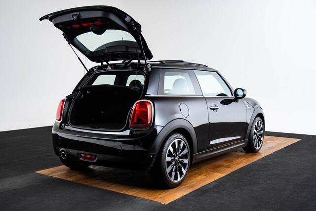 Mini COOPER Mini 1.5 Pepper Panoramadak - Achteruitrijcamera - PDC voor/achter - Verwarmbare voorstoelen - Head up - Automatisch dimmende binnen/buitenspiegel - MINI Navigatiesysteem - Elektrisch inklapbare buitenspiegels -
