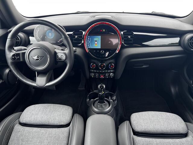 Mini COOPER 1.5 Camden Edition Automaat / Dealer onderhouden / Navigatie / Union Jack achterlichten / Apple Carplay Android / 17" LM wielen / Winterwielen inclusief / Stoel- en voorruitverwarming /