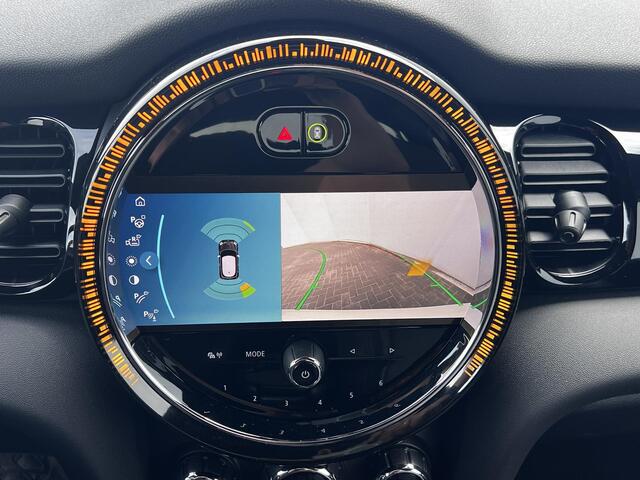Mini COOPER 1.5 Camden Edition Automaat / Dealer onderhouden / Navigatie / Union Jack achterlichten / Apple Carplay Android / 17" LM wielen / Winterwielen inclusief / Stoel- en voorruitverwarming /
