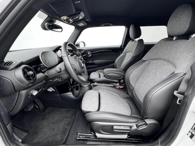 Mini COOPER 1.5 Camden Edition Automaat / Dealer onderhouden / Navigatie / Union Jack achterlichten / Apple Carplay Android / 17" LM wielen / Winterwielen inclusief / Stoel- en voorruitverwarming /