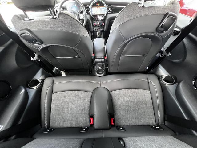 Mini COOPER 1.5 Camden Edition Automaat / Dealer onderhouden / Navigatie / Union Jack achterlichten / Apple Carplay Android / 17" LM wielen / Winterwielen inclusief / Stoel- en voorruitverwarming /