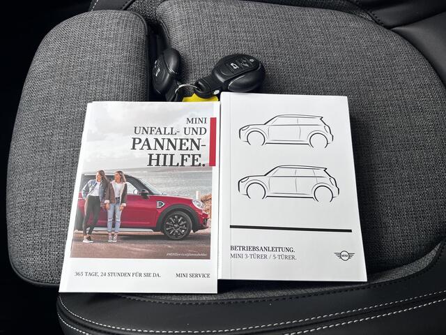 Mini COOPER 1.5 Camden Edition Automaat / Dealer onderhouden / Navigatie / Union Jack achterlichten / Apple Carplay Android / 17" LM wielen / Winterwielen inclusief / Stoel- en voorruitverwarming /