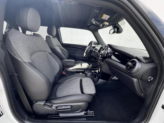 Mini COOPER 1.5 Camden Edition Automaat / Dealer onderhouden / Navigatie / Union Jack achterlichten / Apple Carplay Android / 17" LM wielen / Winterwielen inclusief / Stoel- en voorruitverwarming /