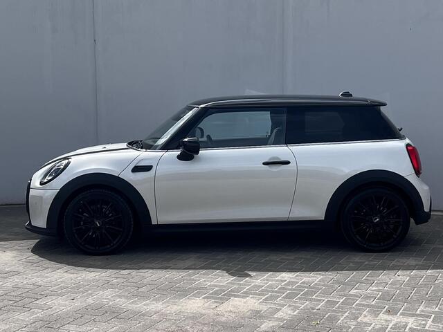 Mini COOPER 1.5 Camden Edition Automaat / Dealer onderhouden / Navigatie / Union Jack achterlichten / Apple Carplay Android / 17" LM wielen / Winterwielen inclusief / Stoel- en voorruitverwarming /