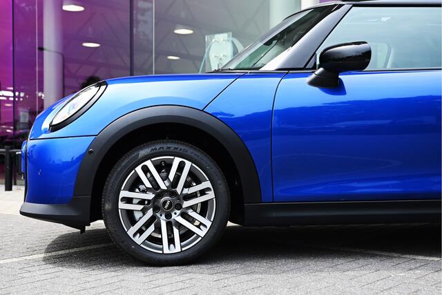 Mini COOPER Hatchback C Automaat / Classic / Pakket M / 17 inch Parallel Spoke 2-tone