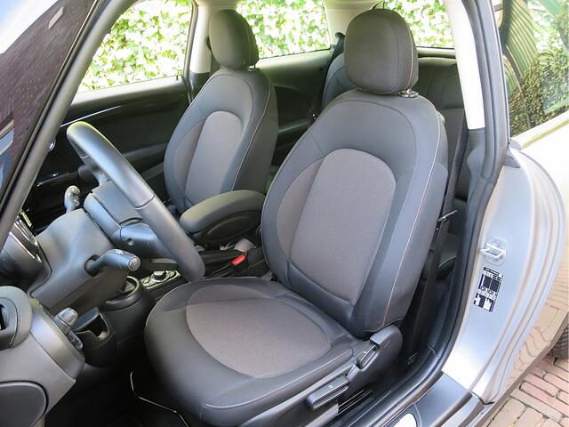 Mini COOPER 1.5 Essential LCI2 met LED, Apple Carplay, DAB, Park ass. en 15"