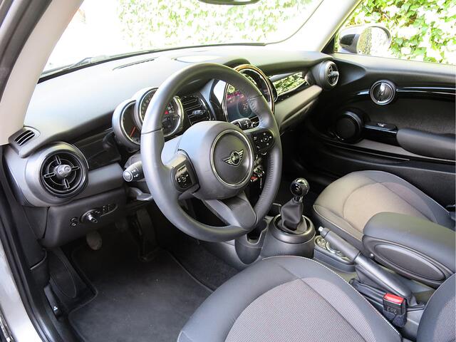 Mini COOPER 1.5 Essential LCI2 met LED, Apple Carplay, DAB, Park ass. en 15"