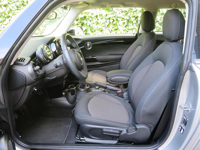 Mini COOPER 1.5 Essential LCI2 met LED, Apple Carplay, DAB, Park ass. en 15"