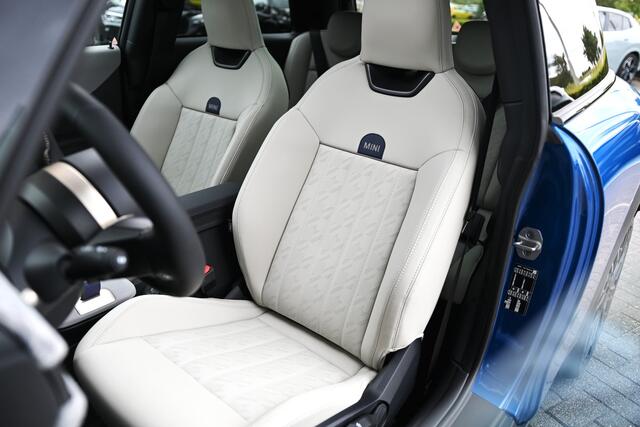 Mini COOPER Hatchback C Automaat / Favoured / Pakket M / 18 inch Night Flash Spoke 2-tone