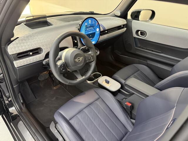 Mini COOPER Mini 1.5 Favoured L, 157Pk, 2024, Panoramadak, Volledig leder, 360* camera, Harman kardon, Stoel/stuurverwarming, Cruise control, 18" Lichtmetalen velgen