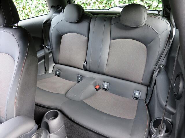 Mini COOPER 1.5 Pepper F56 LCI met Navi, LED, Clima en 16"