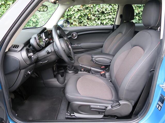 Mini COOPER 1.5 One Pepper F56 LCI met LED, Park ass., Clima, BT en 16"