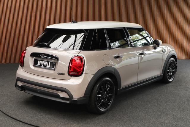 Mini COOPER Mini 1.5 Navi Leer Camera PDC Carplay Keyless LM velgen Zwarte binnenhemel Stoelverwarming Sportstoelen LED BTW auto!