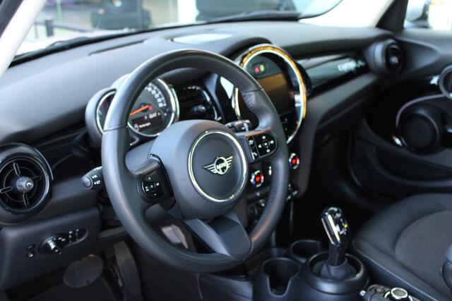 Mini COOPER Classic Automaat / LED / Airconditioning / Cruise Control / PDC / Navigatie