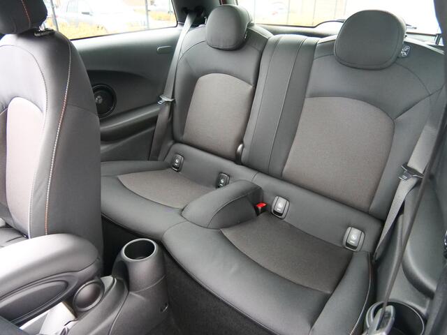 Mini COOPER Mini 1.5 Pepper 136 Pk Navigatie / Climate Control / 16 inch / Extra getint glas