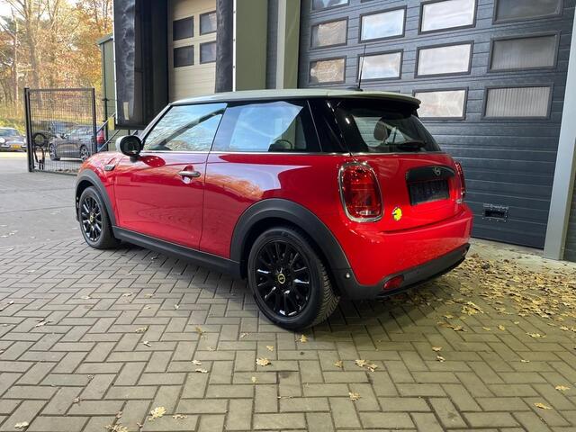 Mini COOPER Classic Trim 33 kWh | Stoelverwarming | Navigatie | Apple Carplay | Parkeersensoren | Half Leder