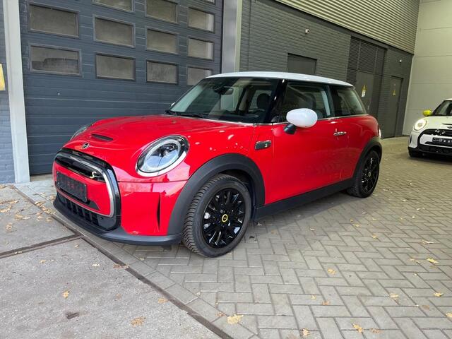 Mini COOPER Classic Trim 33 kWh | Stoelverwarming | Navigatie | Apple Carplay | Parkeersensoren | Half Leder