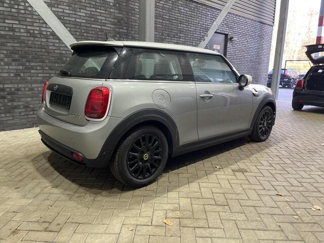 Mini COOPER Classic Trim 33 kWh | Stoelverwarming | Navigatie | Apple Carplay | Parkeersensoren | Half Leder
