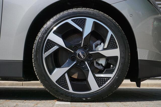 Mini COOPER 3-deurs E Favoured Trim | Pakket M | Glazen panoramadak | Driving Assistant | MINI Head-Up Display