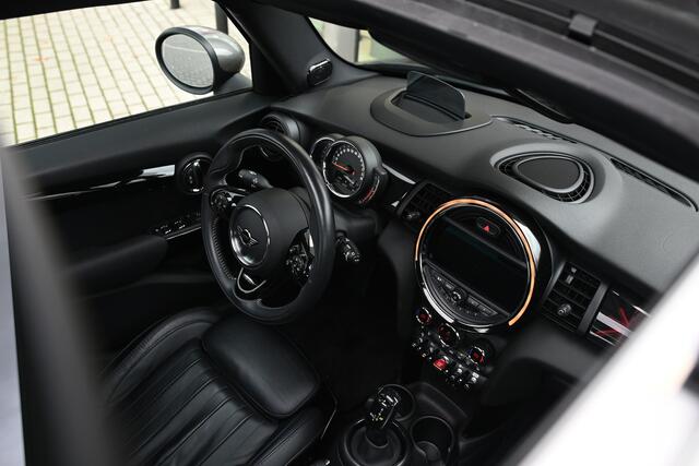 Mini COOPER Hatchback Chili Automaat / Panoramadak / Comfort Access / LED / Head-Up / Harman-Kardon / Stoelverwarming